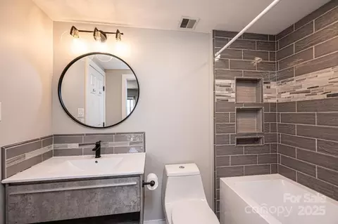Bath - 5194 Corbin Ln, Hickory, NC 28601 photo 1 of 4