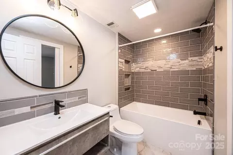 Bath - 5194 Corbin Ln, Hickory, NC 28601 photo 2 of 4