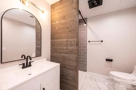 Bath - 5194 Corbin Ln, Hickory, NC 28601 photo 3 of 4