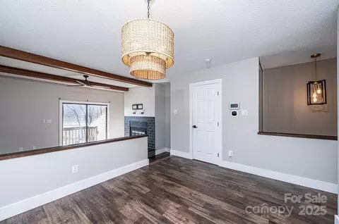 Living - 5194 Corbin Ln, Hickory, NC 28601 photo 2 of 6