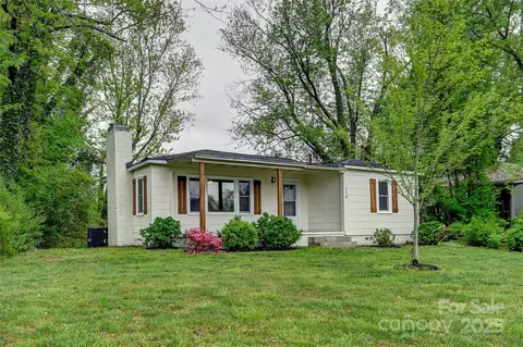 110 Maplewood Knoll Dr, East Flat Rock, NC 28726