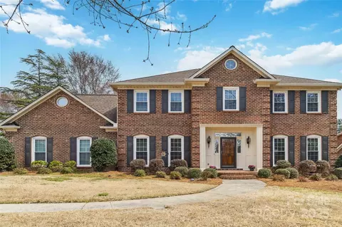 725 Stanhope Ln, Matthews, NC 28105