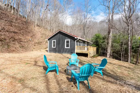 87 Paint Bucket Dr, Whittier, NC 28789
