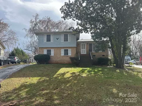 8313 Lamplighter Pl, Charlotte, NC 28217