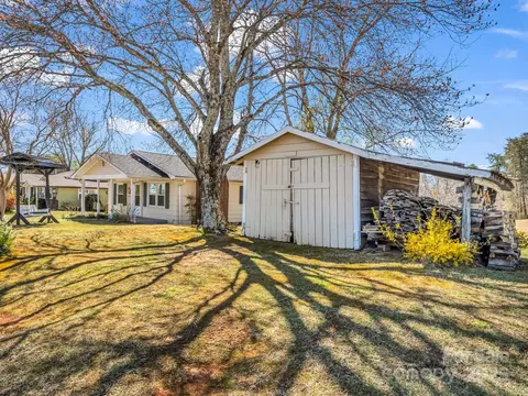 Exterior - 34 Manus Chapel Rd, Mill Spring, NC 28756 photo 4 of 12