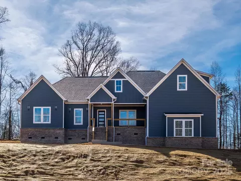 1022 Harrogate Dr, Bessemer City, NC 28016