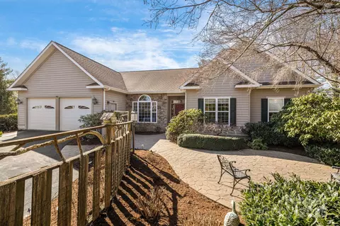 585 Rickel Dr, Hendersonville, NC 28739