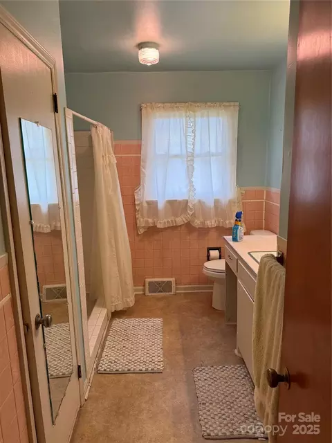 Bath - 2730 Medlin Rd, Monroe, NC 28112 photo 2 of 3