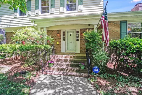 1327 Cedarwood Ln, Charlotte, NC 28212