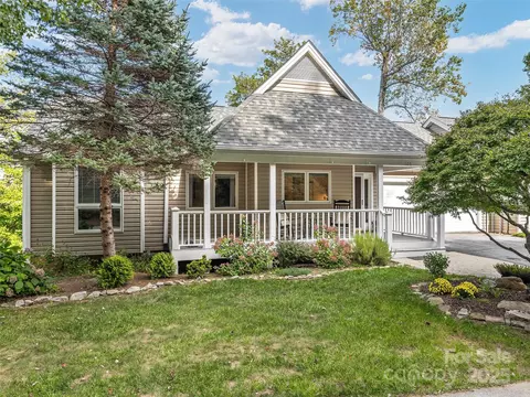 105 Valley Hill Dr, Hendersonville, NC 28791