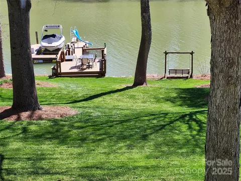 4300 Pointe Norman Dr, Sherrills Ford, NC 28673