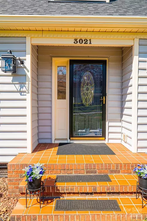 Exterior - 3021 8th Street Ne Ct NE, Hickory, NC 28601 photo 3 of 13
