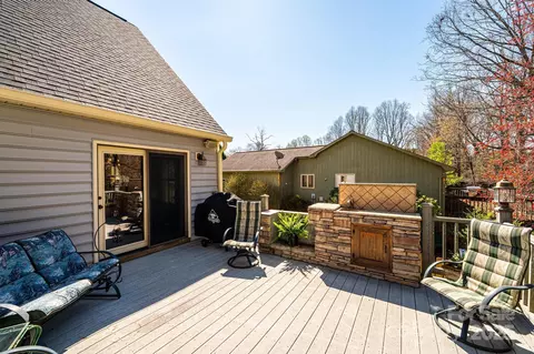 Exterior - 3021 8th Street Ne Ct NE, Hickory, NC 28601 photo 9 of 13