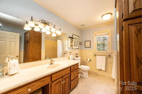 Bath - 3021 8th Street Ne Ct NE, Hickory, NC 28601 photo 2 of 2