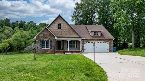 1263 Waterford Dr, Hickory, NC 28602