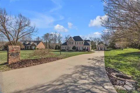 1033 Willow Creek Dr, Newton, NC 28658