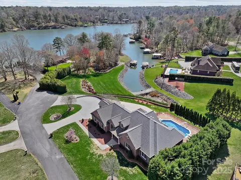 5809 Selkirk Dr, Hickory, NC 28601