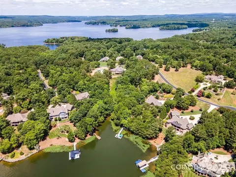 126 Moss Bank Ct, New London, NC 28127