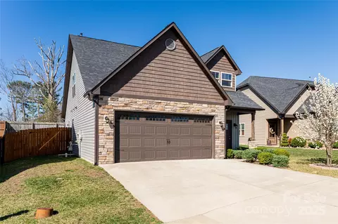 77 Halcyon Ct, Fletcher, NC 28732