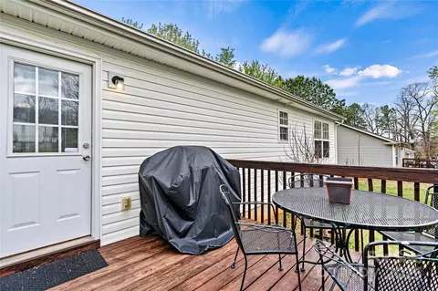 Exterior - 301 N 4th Ave, Maiden, NC 28650 photo 4 of 7