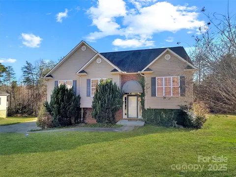 9530 Driftwood Ct, Hickory, NC 28601