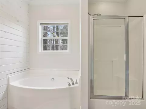 Bath - 14 Fox Run Dr, Fairview, NC 28730 photo 2 of 4