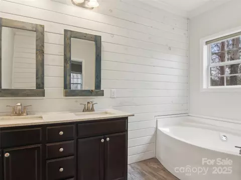Bath - 14 Fox Run Dr, Fairview, NC 28730 photo 3 of 4