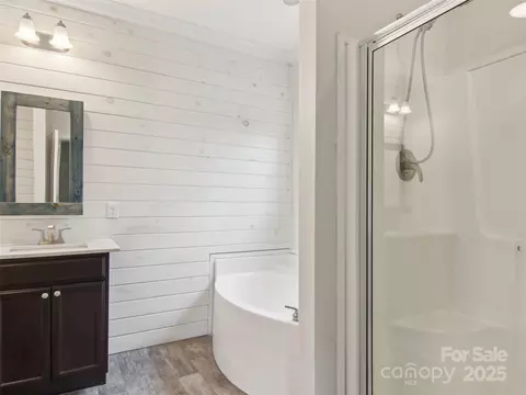 Bath - 14 Fox Run Dr, Fairview, NC 28730 photo 1 of 4