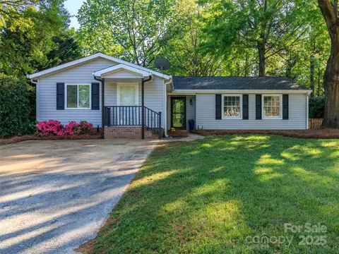 7417 Shadowlake Dr, Charlotte, NC 28226