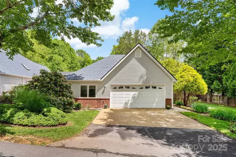 25 Village Pkwy, Black Mountain, NC 28711
