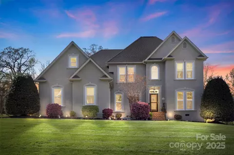 2042 Caernarfon Ln, Matthews, NC 28104