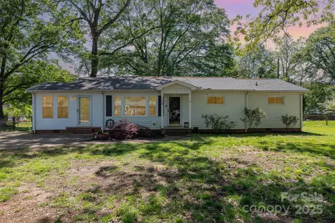 109 Crestview Dr, Belmont, NC 28012