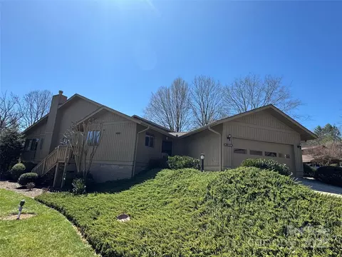 402 Red Oak Dr, Hendersonville, NC 28791
