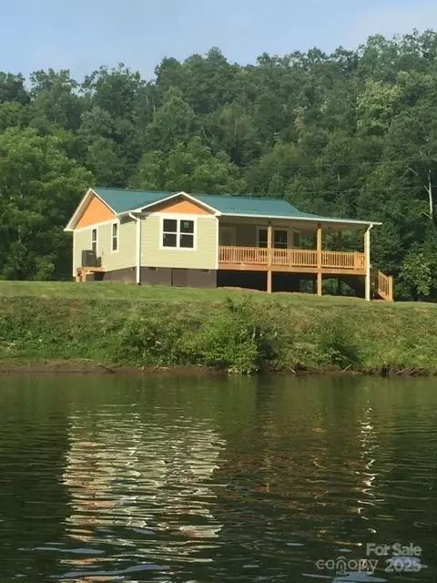 992 Hornet Dr, Whittier, NC 28789
