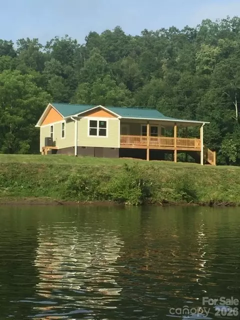 992 Hornet Dr, Whittier, NC 28789