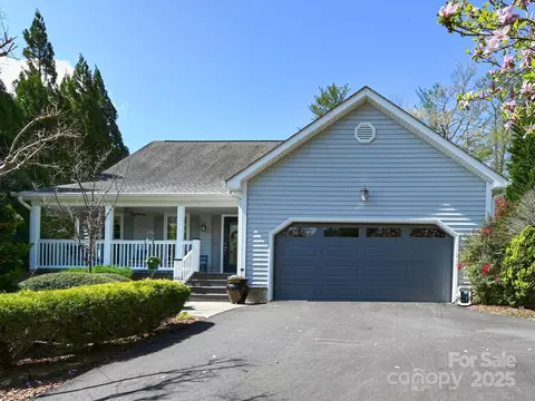 3 Old Applewood Ln, Hendersonville, NC 28739