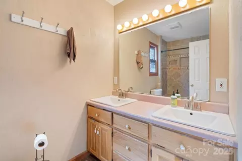 Bath - 825 Posey Blanton Rd, Sylva, NC 28779 photo 1 of 3