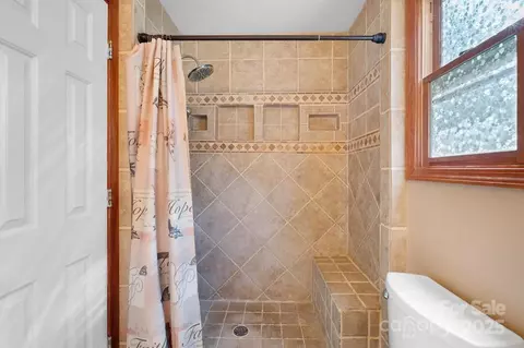 Bath - 825 Posey Blanton Rd, Sylva, NC 28779 photo 2 of 3