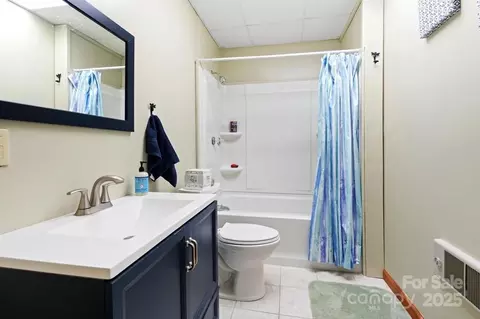 Bath - 825 Posey Blanton Rd, Sylva, NC 28779 photo 3 of 3
