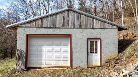 38 Buchanan Hill Rd, Bakersville, NC 28705