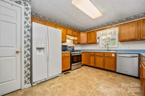 Kitchen - 208 Cherry Mountain Rd, Bostic, NC 28018 photo 2 of 3