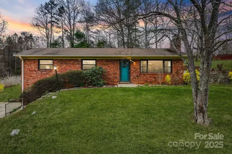 31 Vista Dr, Candler, NC 28715