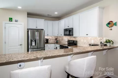 Kitchen - 18125 Ebenezer Dr, Cornelius, NC 28031 photo 4 of 5