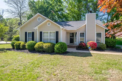 602 S Church St, Lowell, NC 28098