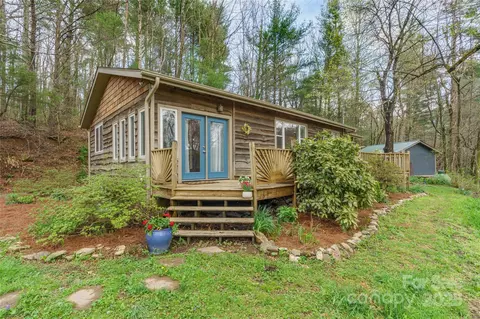 8 Grant Ln, Saluda, NC 28773