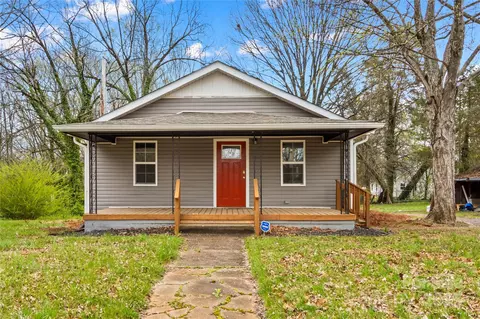 523 Woodlawn Dr, Statesville, NC 28677