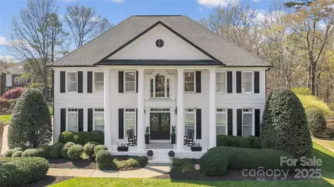 8634 Woodmere Crossing Ln, Charlotte, NC 28226