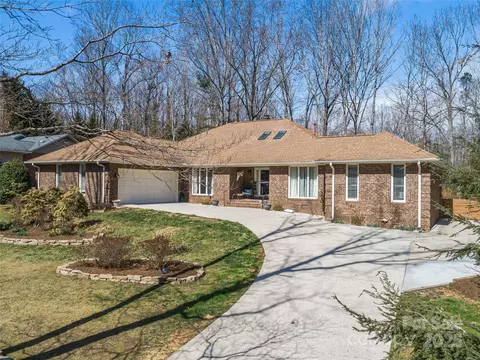 34 Glen Crest Dr, Arden, NC 28704