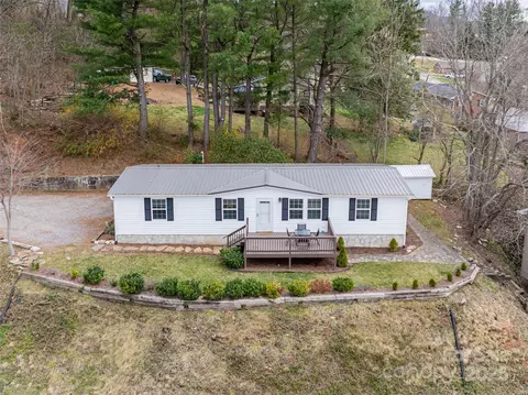 18 Brookside St, Clyde, NC 28721