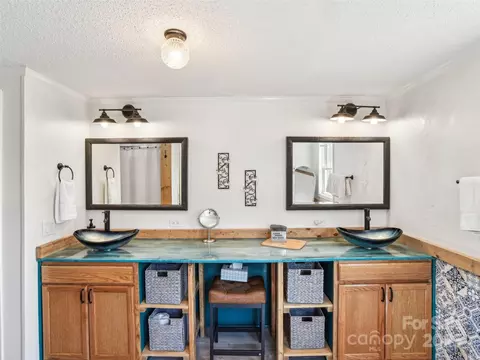 Bath - 52 Westwind Dr, Canton, NC 28716 photo 3 of 4